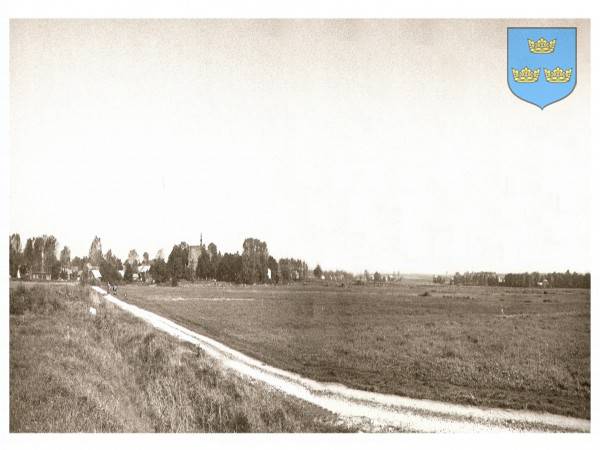 : Panorama północnej części Żarnowca i zachodniej części Zabrodzia. Ujęcie z polnej drogi po wschodniej stronie Żarnowca